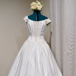 Vintage Ivory Wedding Dress: Off-the-Shoulder Design, Rose, and Dramatic Train